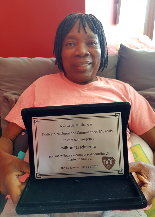 Milton-Nascimento--(Bituca)-recebendo-homenagem-SINDCOM-e-Casa-Com-a-Musica